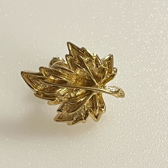 Vintage Gold Tone Maple Leaf Earrings and Matching Lapel Pin - Picture 3 of 16